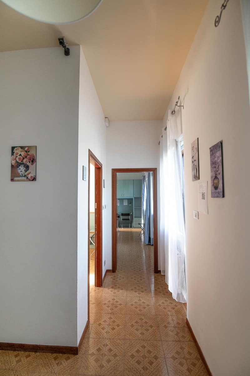 Corridoio luminoso con quadri
